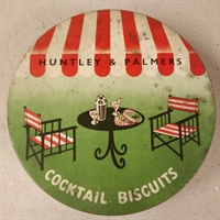 gammel kagedåse havebord og stole cocktail biscuits